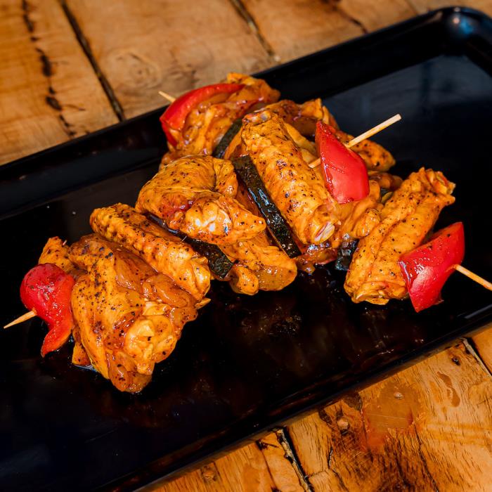 Ali di Pollo in Salsa BBQ 1 kg con Pomodori e Zucchine